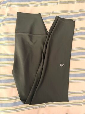 ALO Yoga High-Waist 7/8 Airlift Leggings in Charcoal Green - size S.